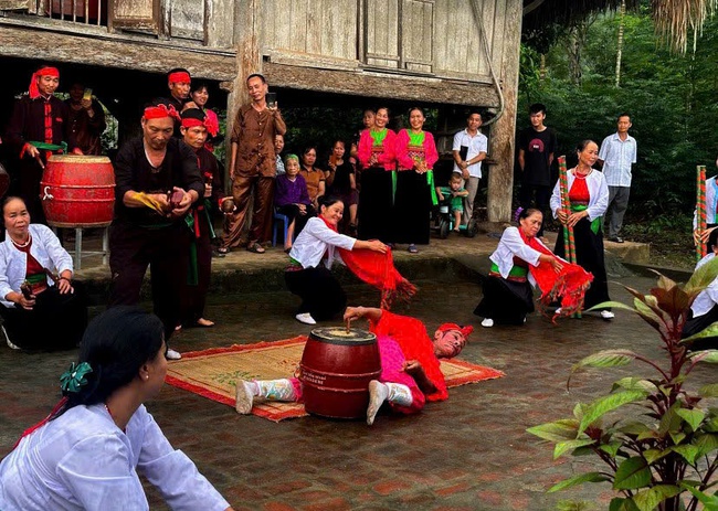 Yên Lập phát huy vai trò người có uy tín trong bảo tồn văn hóa và phát triển kinh tế bền vững - Ảnh 2. Yên Lập phát huy vai trò người có uy tín trong bảo tồn văn hóa và phát triển kinh tế bền vững - Ảnh 2.