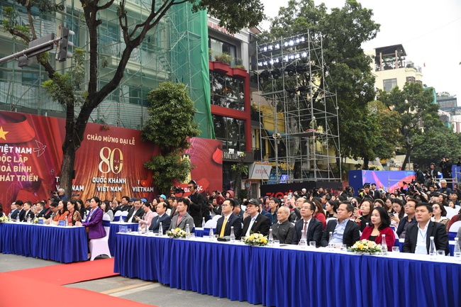 Khai mạc Ngày hội Việt Nam hạnh phúc: - Ảnh 1. Khai mạc Ngày hội Việt Nam hạnh phúc: - Ảnh 1.