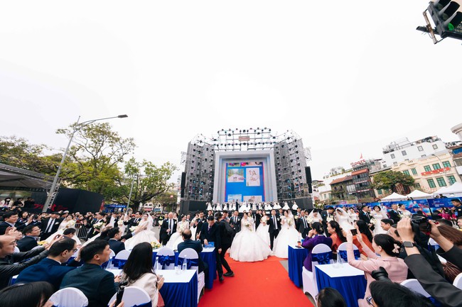 Những khoảnh khắc đẹp của lễ cưới tập thể trong Ngày hội Việt Nam hạnh phúc 2025 - Ảnh 1.