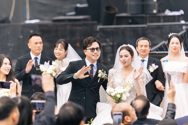 Những khoảnh khắc đẹp của lễ cưới tập thể trong Ngày hội Việt Nam hạnh phúc 2025 - Ảnh 13.