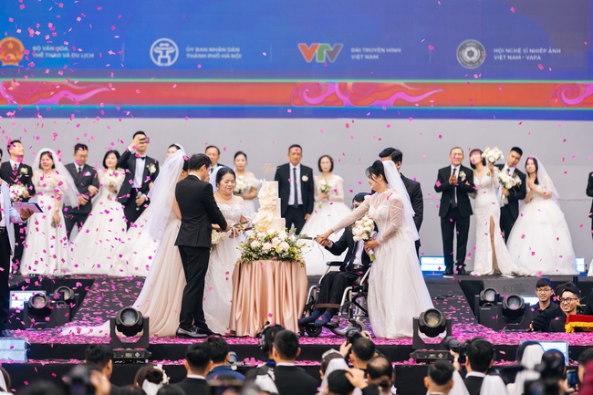 Những khoảnh khắc đẹp của lễ cưới tập thể trong Ngày hội Việt Nam hạnh phúc 2025 - Ảnh 7.