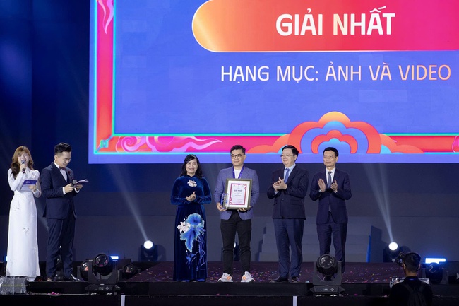 Trao giải thưởng thường niên về quyền con người "Việt Nam hạnh phúc - Happy Vietnam 2025" - Ảnh 4. Trao giải thưởng thường niên về quyền con người "Việt Nam hạnh phúc - Happy Vietnam 2025" - Ảnh 4.