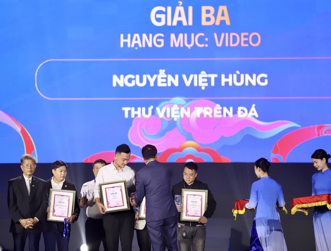 Trao giải thưởng thường niên về quyền con người "Việt Nam hạnh phúc - Happy Vietnam 2025" - Ảnh 6. Trao giải thưởng thường niên về quyền con người "Việt Nam hạnh phúc - Happy Vietnam 2025" - Ảnh 6.