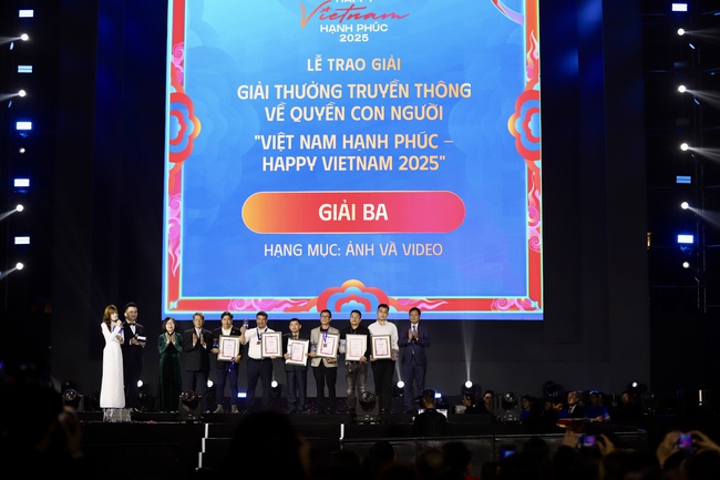 Trao giải thưởng thường niên về quyền con người "Việt Nam hạnh phúc - Happy Vietnam 2025" - Ảnh 7. Trao giải thưởng thường niên về quyền con người "Việt Nam hạnh phúc - Happy Vietnam 2025" - Ảnh 7.