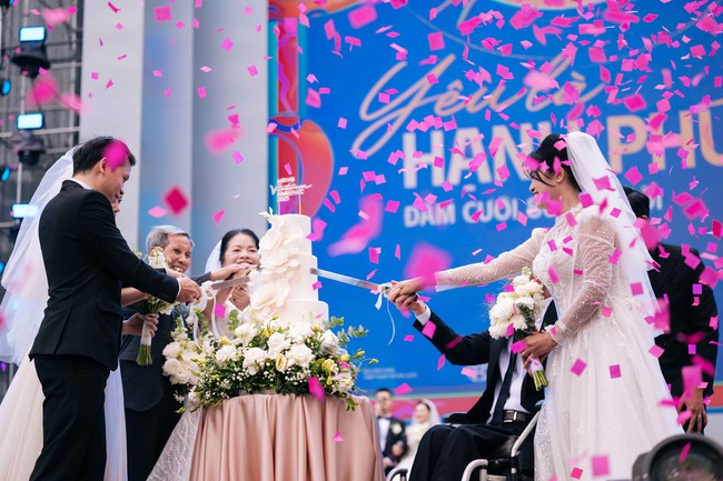 Những khoảnh khắc đẹp của lễ cưới tập thể trong Ngày hội Việt Nam hạnh phúc 2025 - Ảnh 8.