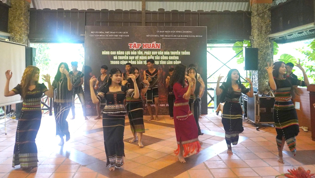 Tập huấn kỹ năng diễn tấu cồng chiêng cho cộng đồng dân tộc Mạ tại xã Đạ Huoai, Lâm Đồng - Ảnh 3.