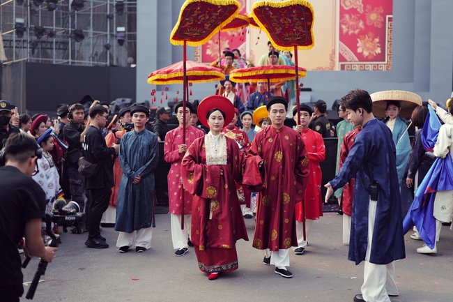 Rực rỡ đoàn rước Việt phục “Bách Hoa Hỷ Sự” tại không gian phố đi bộ Hồ Hoàn Kiếm - Ảnh 2. Rực rỡ đoàn rước Việt phục “Bách Hoa Hỷ Sự” tại không gian phố đi bộ Hồ Hoàn Kiếm - Ảnh 2.