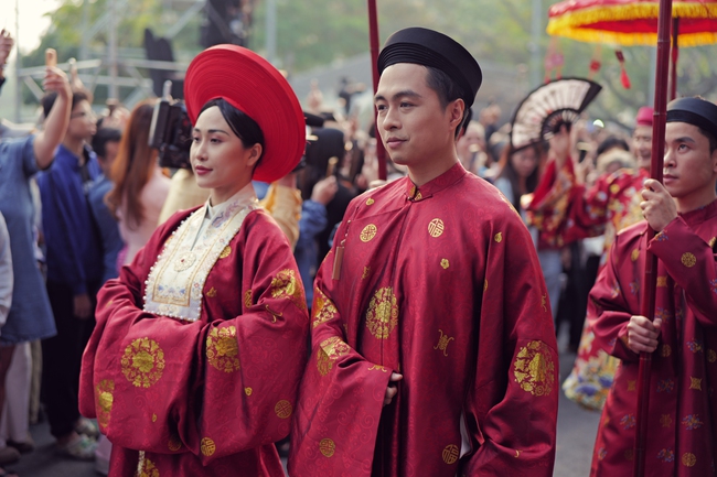 Rực rỡ đoàn rước Việt phục “Bách Hoa Hỷ Sự” tại không gian phố đi bộ Hồ Hoàn Kiếm - Ảnh 3. Rực rỡ đoàn rước Việt phục “Bách Hoa Hỷ Sự” tại không gian phố đi bộ Hồ Hoàn Kiếm - Ảnh 3.