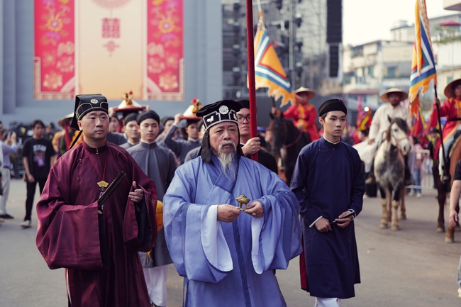 Rực rỡ đoàn rước Việt phục “Bách Hoa Hỷ Sự” tại không gian phố đi bộ Hồ Hoàn Kiếm - Ảnh 4. Rực rỡ đoàn rước Việt phục “Bách Hoa Hỷ Sự” tại không gian phố đi bộ Hồ Hoàn Kiếm - Ảnh 4.