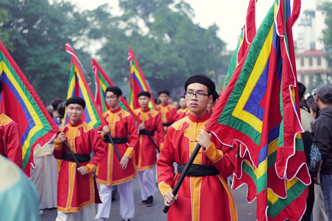 Rực rỡ đoàn rước Việt phục “Bách Hoa Hỷ Sự” tại không gian phố đi bộ Hồ Hoàn Kiếm - Ảnh 5. Rực rỡ đoàn rước Việt phục “Bách Hoa Hỷ Sự” tại không gian phố đi bộ Hồ Hoàn Kiếm - Ảnh 5.