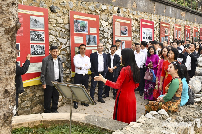 Sơn La: Ngành du lịch đã phát huy vai trò quan trọng trong nền kinh tế, góp phần xóa đói giảm nghèo, bảo tồn văn hóa và bảo vệ môi trường - Ảnh 2. Sơn La: Ngành du lịch đã phát huy vai trò quan trọng trong nền kinh tế, góp phần xóa đói giảm nghèo, bảo tồn văn hóa và bảo vệ môi trường - Ảnh 2.