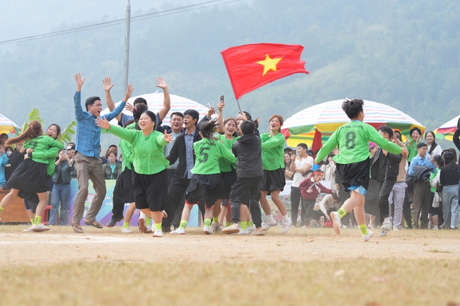 Đội tuyển Lào Cai giành ngôi vương Giải Bóng đá nữ các dân tộc thiểu số tỉnh Quảng Ninh mở rộng năm 2025 - Cúp VTV5 - Ảnh 1. Đội tuyển Lào Cai giành ngôi vương Giải Bóng đá nữ các dân tộc thiểu số tỉnh Quảng Ninh mở rộng năm 2025 - Cúp VTV5 - Ảnh 1.