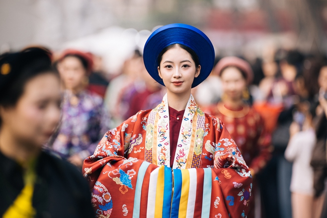 Rực rỡ đoàn rước Việt phục “Bách Hoa Hỷ Sự” tại không gian phố đi bộ Hồ Hoàn Kiếm - Ảnh 10. Rực rỡ đoàn rước Việt phục “Bách Hoa Hỷ Sự” tại không gian phố đi bộ Hồ Hoàn Kiếm - Ảnh 10.