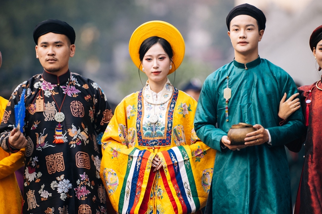 Rực rỡ đoàn rước Việt phục “Bách Hoa Hỷ Sự” tại không gian phố đi bộ Hồ Hoàn Kiếm - Ảnh 6. Rực rỡ đoàn rước Việt phục “Bách Hoa Hỷ Sự” tại không gian phố đi bộ Hồ Hoàn Kiếm - Ảnh 6.