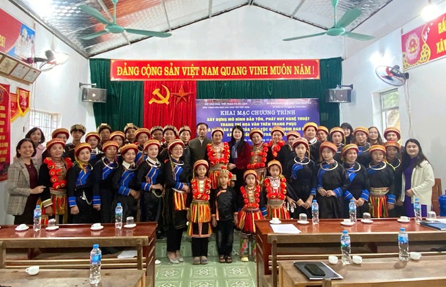 Xây dựng mô hình bảo tồn, phát huy nghệ thuật trang trí hoa văn trên trang phục và hát Páo dung của dân tộc Dao - Ảnh 1.