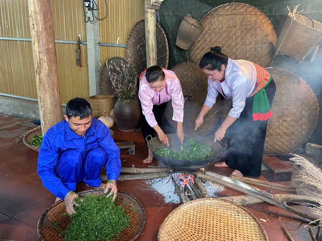 Giữ lửa nghề xao chè bằng tay của người Mường Long Cốc, hành trình làm chè sạch gắn với bảo tồn văn hóa và phát triển du lịch bền vững - Ảnh 5. Giữ lửa nghề xao chè bằng tay của người Mường Long Cốc, hành trình làm chè sạch gắn với bảo tồn văn hóa và phát triển du lịch bền vững - Ảnh 5.