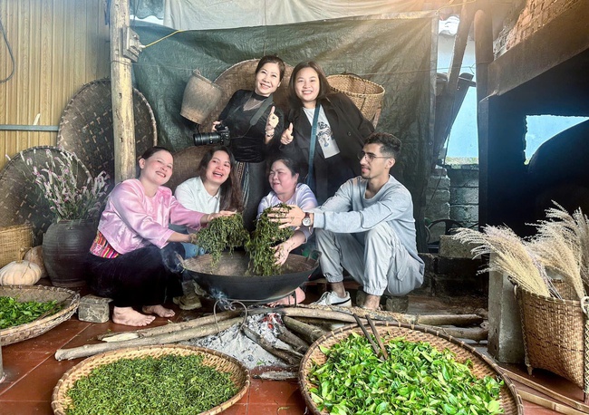 Giữ lửa nghề xao chè bằng tay của người Mường Long Cốc, hành trình làm chè sạch gắn với bảo tồn văn hóa và phát triển du lịch bền vững - Ảnh 3. Giữ lửa nghề xao chè bằng tay của người Mường Long Cốc, hành trình làm chè sạch gắn với bảo tồn văn hóa và phát triển du lịch bền vững - Ảnh 3.