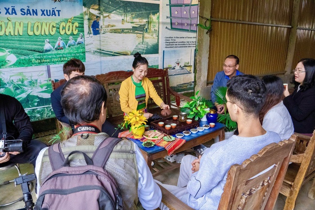 Giữ lửa nghề xao chè bằng tay của người Mường Long Cốc, hành trình làm chè sạch gắn với bảo tồn văn hóa và phát triển du lịch bền vững - Ảnh 7. Giữ lửa nghề xao chè bằng tay của người Mường Long Cốc, hành trình làm chè sạch gắn với bảo tồn văn hóa và phát triển du lịch bền vững - Ảnh 7.