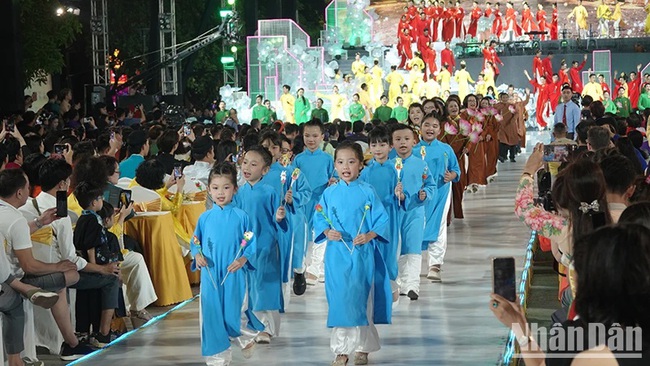 Lễ hội Áo dài Thành phố Hồ Chí Minh lần thứ 11 mang chủ đề “Áo dài Việt Nam - Vươn cao Việt Nam” - Ảnh 1.