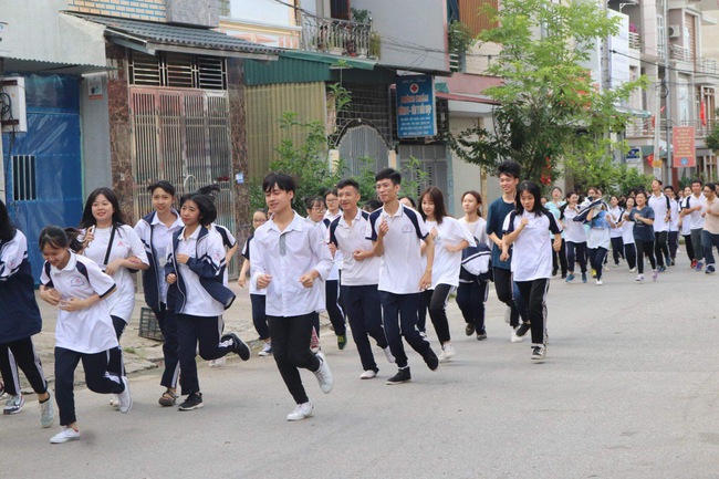 Hơn 1.000 người tham dự Ngày chạy Olympic trẻ em năm 2025 tại tỉnh Điện Biên - Ảnh 1. Hơn 1.000 người tham dự Ngày chạy Olympic trẻ em năm 2025 tại tỉnh Điện Biên - Ảnh 1.