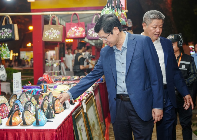 Quảng bá du lịch di sản Thủ đô qua Lễ hội Quà tặng du lịch Hà Nội 2025 - Ảnh 11. Quảng bá du lịch di sản Thủ đô qua Lễ hội Quà tặng du lịch Hà Nội 2025 - Ảnh 11.