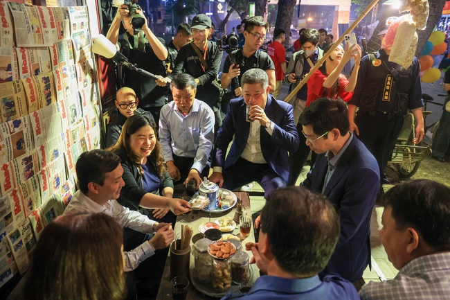 Quảng bá du lịch di sản Thủ đô qua Lễ hội Quà tặng du lịch Hà Nội 2025 - Ảnh 10. Quảng bá du lịch di sản Thủ đô qua Lễ hội Quà tặng du lịch Hà Nội 2025 - Ảnh 10.