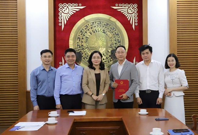 Trao quyết định công nhận Chủ tịch Hội đồng trường Trường Đại học Văn hóa Thành phố Hồ Chí Minh - Ảnh 2. Trao quyết định công nhận Chủ tịch Hội đồng trường Trường Đại học Văn hóa Thành phố Hồ Chí Minh - Ảnh 2.