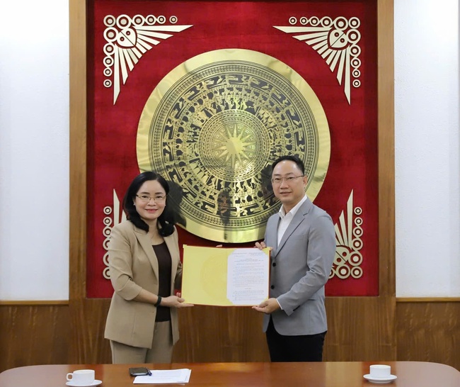 Trao quyết định công nhận Chủ tịch Hội đồng trường Trường Đại học Văn hóa Thành phố Hồ Chí Minh - Ảnh 1. Trao quyết định công nhận Chủ tịch Hội đồng trường Trường Đại học Văn hóa Thành phố Hồ Chí Minh - Ảnh 1.