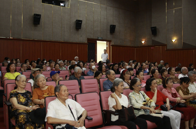 Khán giả Thủ đô xúc động khi xem lại những thước phim hào hùng của dân tộc - Ảnh 2. Khán giả Thủ đô xúc động khi xem lại những thước phim hào hùng của dân tộc - Ảnh 2.
