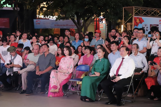 “Âm vang Đại thắng mùa Xuân 1975” tái hiện qua hơn 300 tác phẩm điện ảnh và tư liệu quý - Ảnh 2. “Âm vang Đại thắng mùa Xuân 1975” tái hiện qua hơn 300 tác phẩm điện ảnh và tư liệu quý - Ảnh 2.