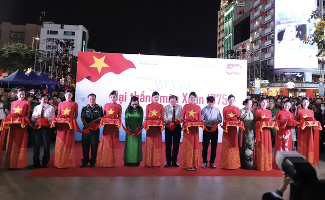 “Âm vang Đại thắng mùa Xuân 1975” tái hiện qua hơn 300 tác phẩm điện ảnh và tư liệu quý - Ảnh 1. “Âm vang Đại thắng mùa Xuân 1975” tái hiện qua hơn 300 tác phẩm điện ảnh và tư liệu quý - Ảnh 1.