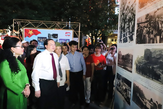“Âm vang Đại thắng mùa Xuân 1975” tái hiện qua hơn 300 tác phẩm điện ảnh và tư liệu quý - Ảnh 4. “Âm vang Đại thắng mùa Xuân 1975” tái hiện qua hơn 300 tác phẩm điện ảnh và tư liệu quý - Ảnh 4.
