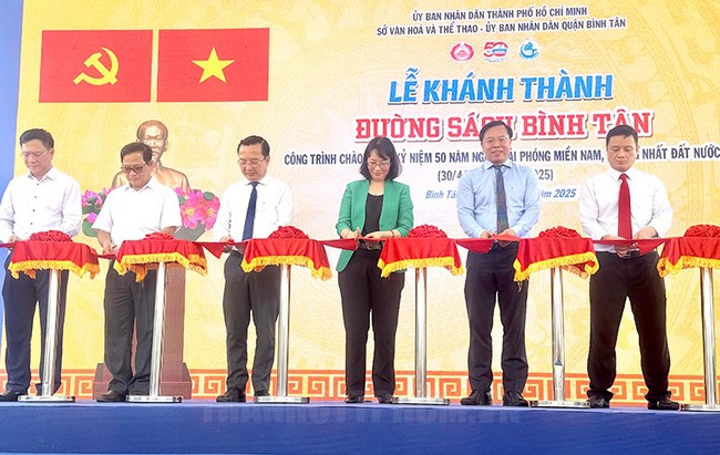 TP. Hồ Chí Minh: Khai mạc các hoạt động kỷ niệm 50 năm Ngày Giải phóng miền Nam, thống nhất đất nước (30/4/1975-30/4/2025) - Ảnh 2. TP. Hồ Chí Minh: Khai mạc các hoạt động kỷ niệm 50 năm Ngày Giải phóng miền Nam, thống nhất đất nước (30/4/1975-30/4/2025) - Ảnh 2.