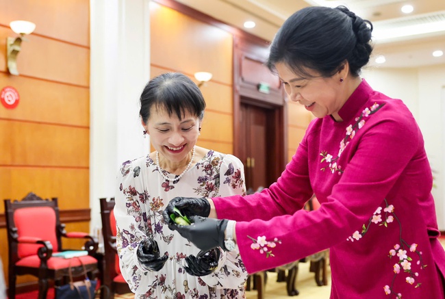 Phu nhân Tổng Bí thư Tô Lâm và Phu nhân Thủ tướng Nhật Bản trao đổi những giá trị văn hoá, nghệ thuật đặc sắc của mỗi nước - Ảnh 2.