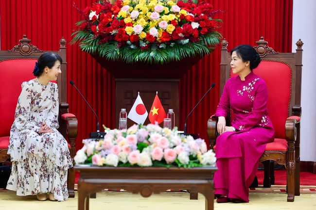 Phu nhân Tổng Bí thư Tô Lâm và Phu nhân Thủ tướng Nhật Bản trao đổi những giá trị văn hoá, nghệ thuật đặc sắc của mỗi nước - Ảnh 1.