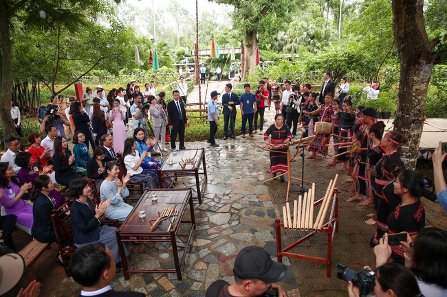 Phu nhân Thủ tướng Việt Nam và Nhật Bản thăm Làng Văn hóa-Du lịch các dân tộc - Ảnh 11.