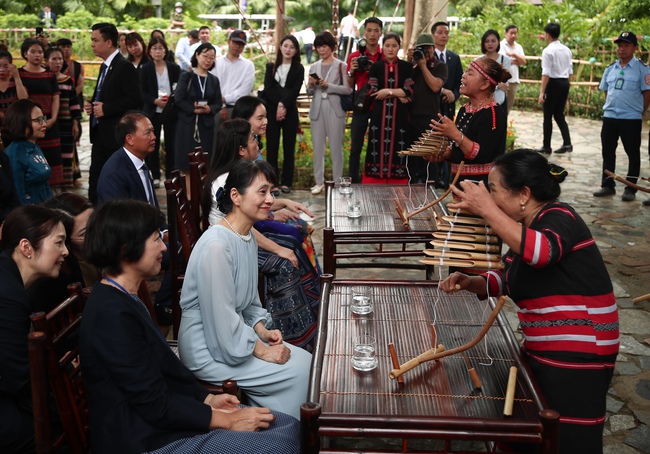 Phu nhân Thủ tướng Việt Nam và Nhật Bản thăm Làng Văn hóa-Du lịch các dân tộc - Ảnh 12.
