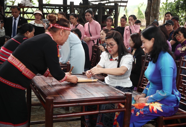 Phu nhân Thủ tướng Việt Nam và Nhật Bản thăm Làng Văn hóa-Du lịch các dân tộc - Ảnh 14.