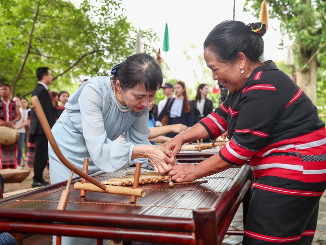 Phu nhân Thủ tướng Việt Nam và Nhật Bản thăm Làng Văn hóa-Du lịch các dân tộc - Ảnh 13.