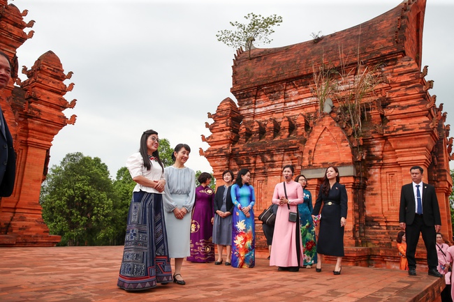 Phu nhân Thủ tướng Việt Nam và Nhật Bản thăm Làng Văn hóa-Du lịch các dân tộc - Ảnh 16.