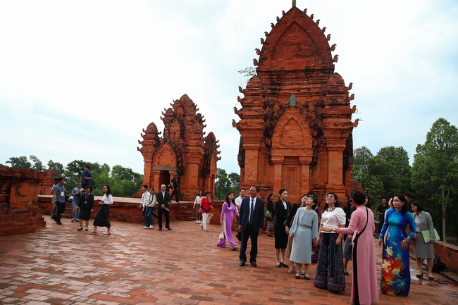 Phu nhân Thủ tướng Việt Nam và Nhật Bản thăm Làng Văn hóa-Du lịch các dân tộc - Ảnh 17.