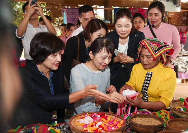 Phu nhân Thủ tướng Việt Nam và Nhật Bản thăm Làng Văn hóa-Du lịch các dân tộc - Ảnh 3.