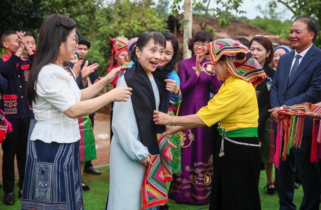 Phu nhân Thủ tướng Việt Nam và Nhật Bản thăm Làng Văn hóa-Du lịch các dân tộc - Ảnh 9.