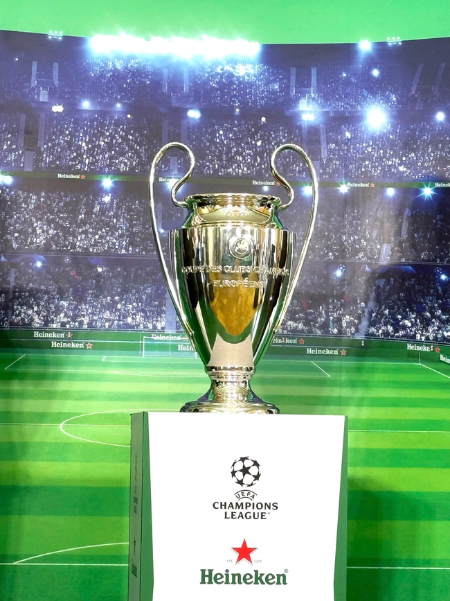 Đón cúp vô địch UEFA Champions League cùng Bastian Schweitsteiger tại Việt Nam - Ảnh 2. Đón cúp vô địch UEFA Champions League cùng Bastian Schweitsteiger tại Việt Nam - Ảnh 2.
