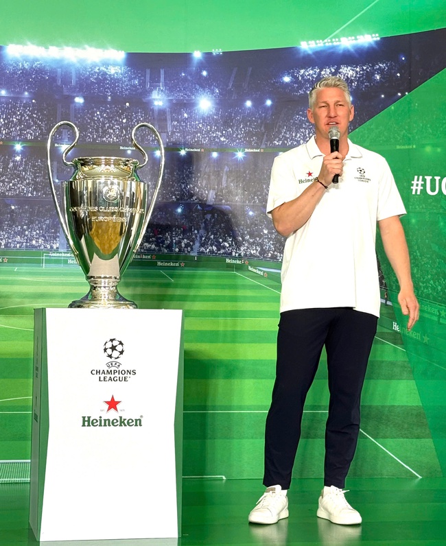 Đón cúp vô địch UEFA Champions League cùng Bastian Schweitsteiger tại Việt Nam - Ảnh 3. Đón cúp vô địch UEFA Champions League cùng Bastian Schweitsteiger tại Việt Nam - Ảnh 3.