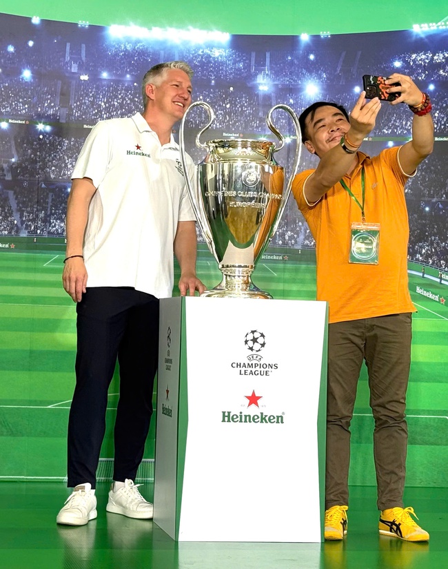 Đón cúp vô địch UEFA Champions League cùng Bastian Schweitsteiger tại Việt Nam - Ảnh 4. Đón cúp vô địch UEFA Champions League cùng Bastian Schweitsteiger tại Việt Nam - Ảnh 4.