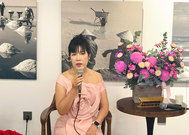 Ra mắt sách ảnh "Làng nghề truyền thống Việt Nam" - Ảnh 1. Ra mắt sách ảnh "Làng nghề truyền thống Việt Nam" - Ảnh 1.