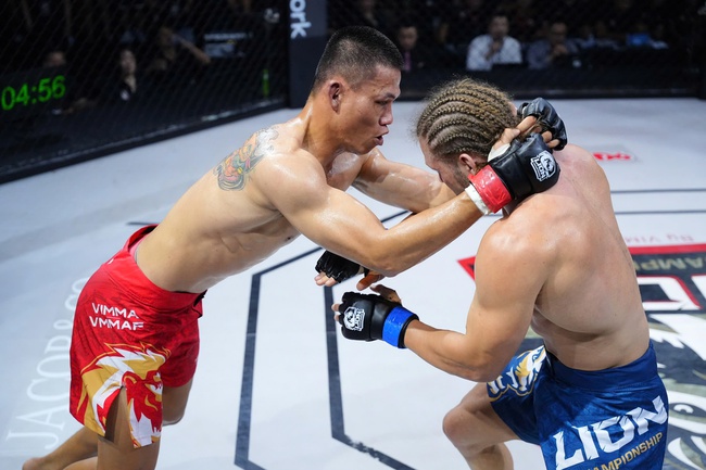 LION Championship 22: "Độc cô cầu bại" Wushu Việt Nam đánh bại đô vật Belarus, bảo vệ thành công đai vô địch - Ảnh 1. LION Championship 22: "Độc cô cầu bại" Wushu Việt Nam đánh bại đô vật Belarus, bảo vệ thành công đai vô địch - Ảnh 1.