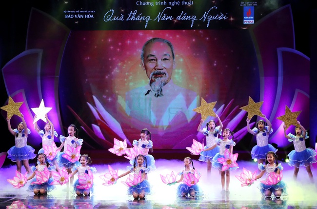 "Quà tháng 5 dâng Người" - chương trình nghệ thuật đặc biệt kỷ niệm 135 năm ngày sinh Chủ tịch Hồ Chí Minh - Ảnh 1. "Quà tháng 5 dâng Người" - chương trình nghệ thuật đặc biệt kỷ niệm 135 năm ngày sinh Chủ tịch Hồ Chí Minh - Ảnh 1.