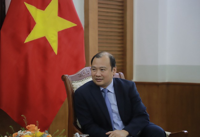 Thứ trưởng Thường trực Lê Hải Bình tiếp và làm việc với Đại sứ Singapore tại Việt Nam Jaya Ratnam - Ảnh 3. Thứ trưởng Thường trực Lê Hải Bình tiếp và làm việc với Đại sứ Singapore tại Việt Nam Jaya Ratnam - Ảnh 3.